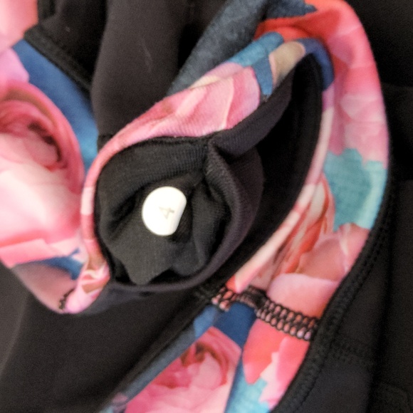 48. Lululemon Gather & Crow Crop - Picture 6 of 8